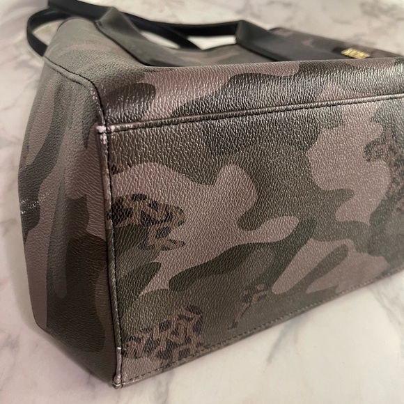 DKNY ARMY CAMO TOTE BAG - Picture 10 of 14